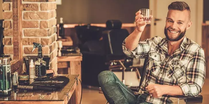 Prestige Hair Club Barber Shop nabízí pánskou péči se sklenkou v ruce za 1149 Kč.