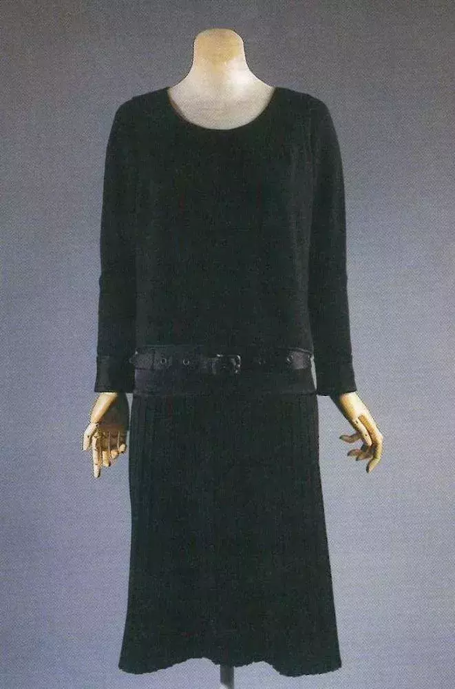 Jednoduché černé šaty se staly nástrojem úspěchu Gabrielly Chanel. Model na snímku Coco navrhla v roce 1927.