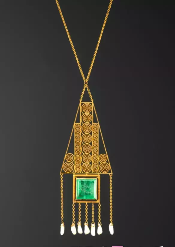 Náhrdelník, po r. 1910, zlato, smaragd, perleť, návrh Marie Křivánková (ze sbírek Uměleckoprůmyslového musea v Praze)