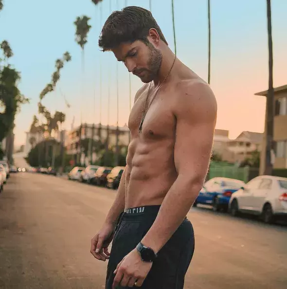 Je to až iritující, jak dokonale model Nick Bateman vypadá.
Foto: @nick__bateman