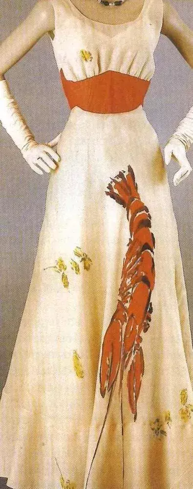 Šaty od Elsy Schiaparelli (1937). Humra na potisku doplňuje snítka petržele – tak, jak je humr servírován v restauraci.