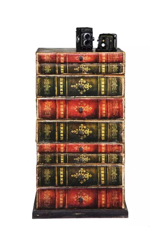 Komoda Kara vypadá jako složená z knih