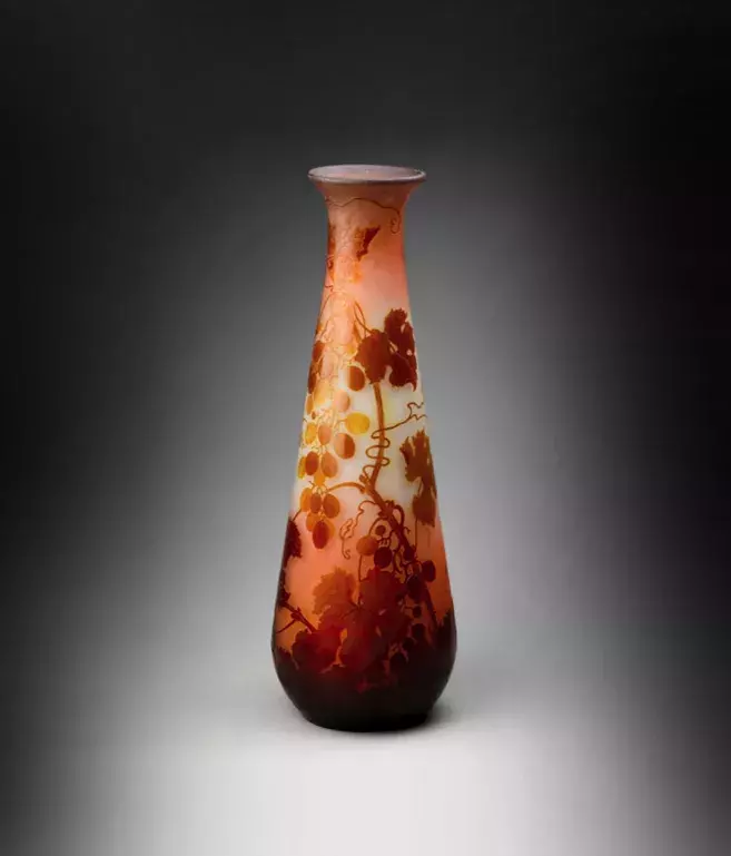 Váza, po r. 1900, francouzská sklárna Émile Gallé (ze sbírek Uměleckoprůmyslového musea v Praze)