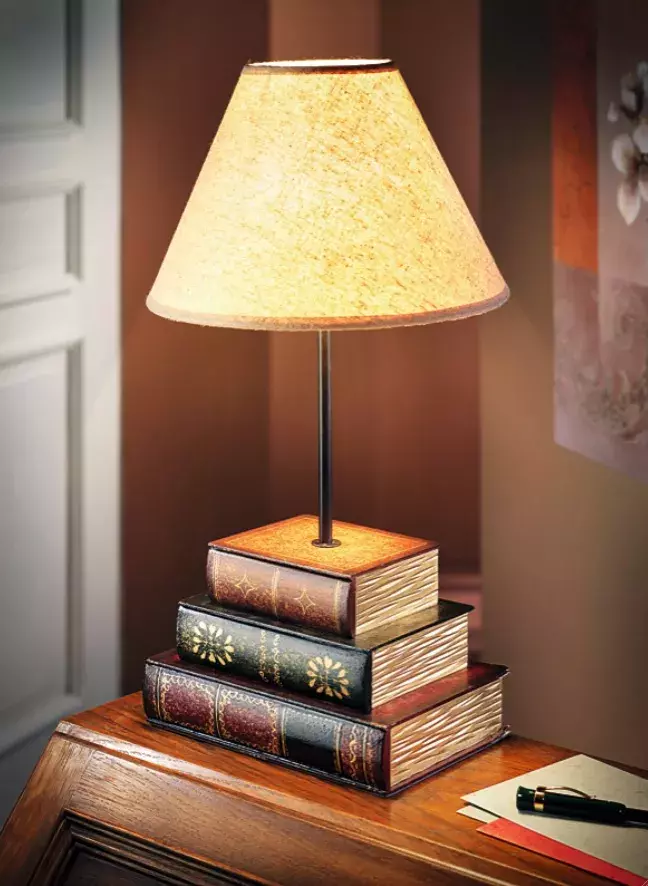 Stolní lampa Lexika s podstavcem z „knih“ z umělého kamene