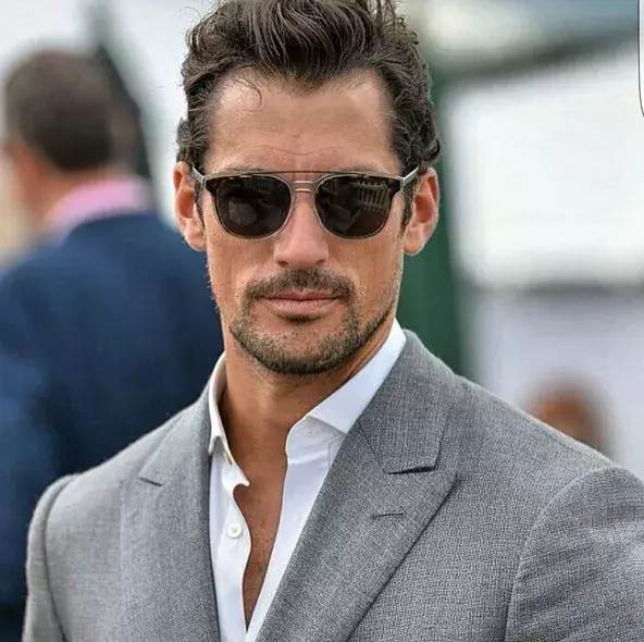 Preferujete-li starší muže, tady je jeden, který rozhodně stojí za povšimnutí. Britský model David je elegantní gentleman, ale tak trochu drsňák zároveň.
Foto: @davidgandy_official