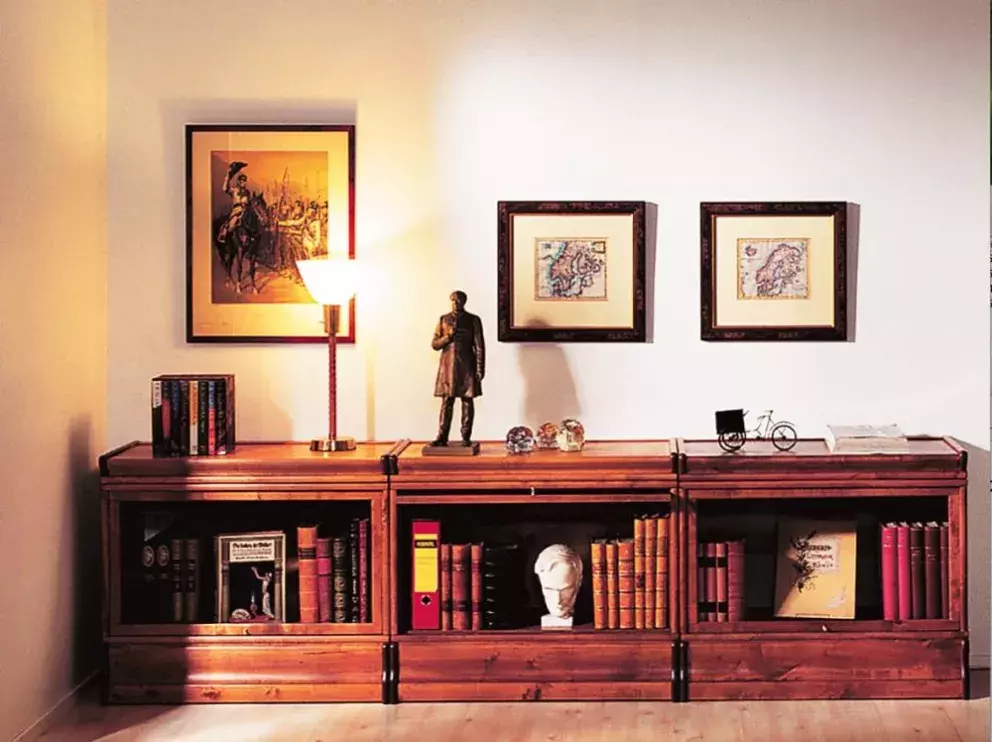 Několik modulů knihovny Boknäs tvoří nízké odkládací skříňky