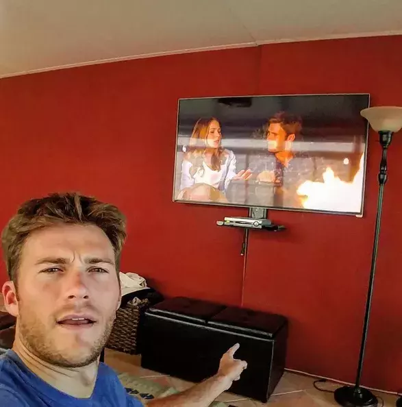 Syn herce a režiséra Clinta Eastwooda Scott jako by otci z oka vypadl – tedy až na to, že je to mladý fešák. Dokud se tomuto začínajícímu herci nerozjede kariéra, můžete ho sledovat na Instagramu.
Foto: @scotteastwood