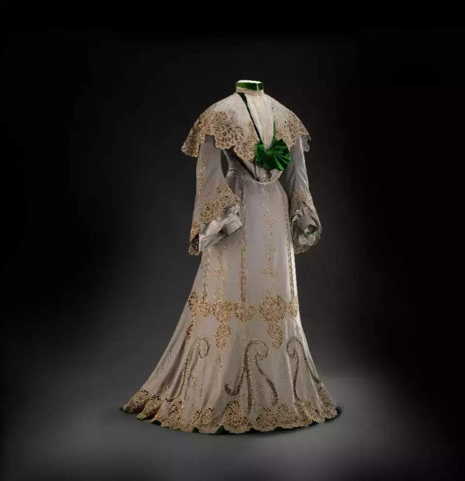 Dvoudílné odpolední šaty, 1902–1903, vídeňský salon Marie Hansal, sukno, samet, strojová výšivka „richelieu“ (ze sbírek Uměleckoprůmyslového musea v Praze)