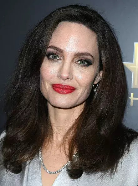 Angelina má problém i s přiléhavým oblečením, natož s nahotou. Už od počátku kariéry jejímu tělu propůjčuje dokonalé křivky jedna a ta samá dublérka. Pár pikosekund Angelinina nahého těla stojí dost práce zejména maskéry, kteří musí přenést na dublérčino tělo veškerá tetování.