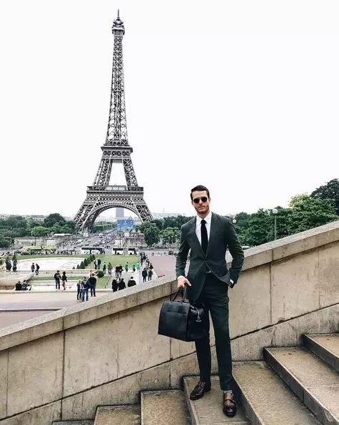 Američan Adam Gallagher cestuje po celém světě. Nedávné cesty do San Franscica, Santorini, Lisabonu či Paříže to jen potvrzují. Skvělé jídlo, úžasné scenérie, stylové oblečení či selfie u Eiffelovky samozřejmě nesmějí chybět!
Foto: @iamgalla