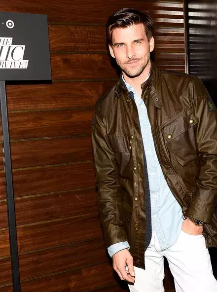 Možná znáte blogerku a modelku Olivii Palermo. Tak tenhle hezoun je její manžel! Kromě svých sexy profesionálních fotek sdílí na svém profilu hodně selfie a momentek z domova i z dovolených se svou krásnou ženou.
Foto: @johanneshuebl