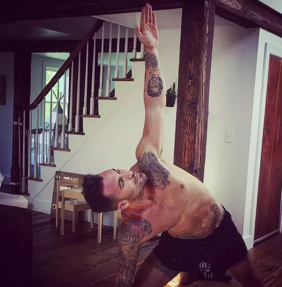 Ne, vážně, věřte nám. Tenhle chlap se vážně živí vařením a neustálým ochutnáváním, i když to na něm není vůbec (ale vážně vůbec) vidět! Vlastní v New Yorku, kde žije se svou ženou a malým synem, bistro s burgery a restauraci s rybami a mořskými plody.
Foto: @michaelchernow