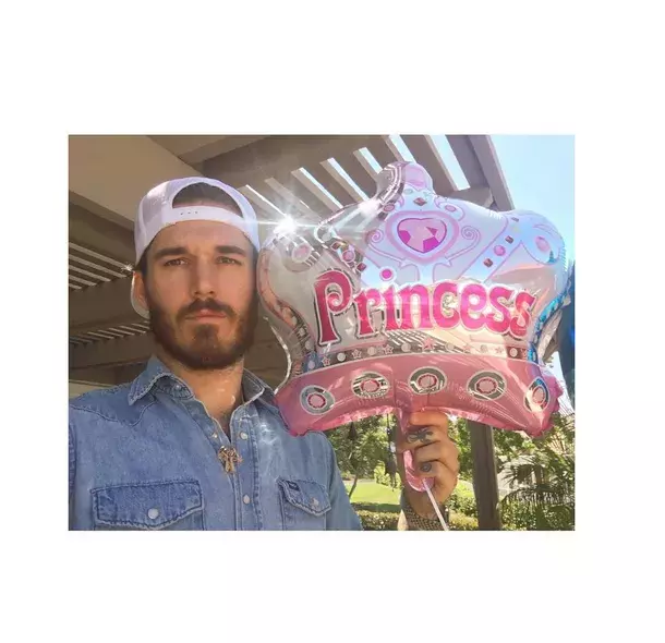 David Alexander Flinn je umělec a tak trochu Bůh – alespoň božsky vypadá a taky má velmi originální umělecké fotografie. Která z vás by mu chtěla stát modelem?
Foto: @dafstudio