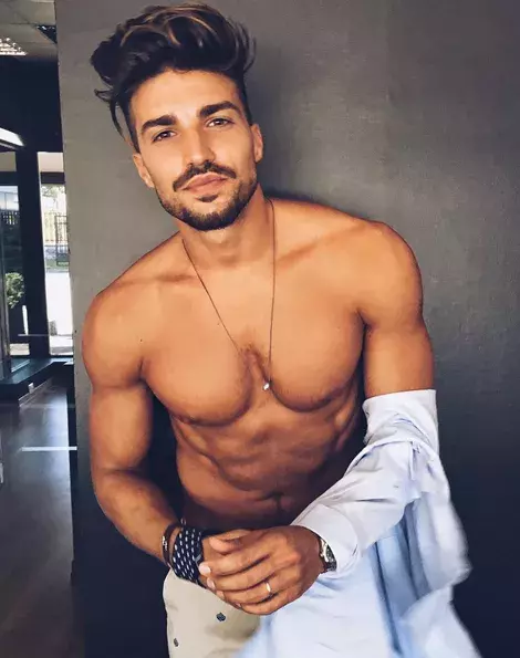 Mezi slavnými návrháři je tento italský mladík známá firma. Během týdnů módy lítá z Milána do Paříže a pak do Londýna. I v New Yorku už byl několikrát hostem. Líbí se vám?
Foto: @marianodivaio