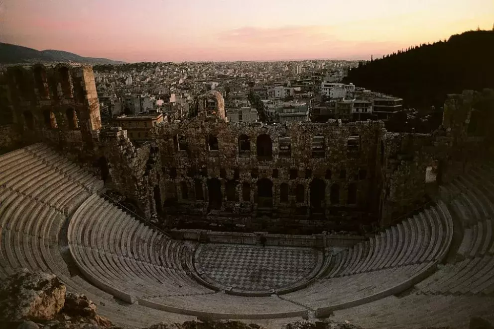 V nejhorších časech ekonomické krize se na Islandu zastavila výstavba všeho kromě nové koncertní budovy. Teď, kdy se Rejkjavík vrací ze dna vzhůru, je to právě ona nová budova Harpa, která získává jednu designovou cenu za druhou, a stává se tak symbolem Islandu. Její historie sahá do 90. let, kdy se majitelé projektu spojili s islandskou vládou a společně vybrali prázdný přístav jako místo, kde má vzniknout nejlepší koncertní sál na světě. Nyní na místě už šest let stojí Harpa, operní místo s více než 28 tisíci metry čtverečními, kde jsou tři velké koncertní sály a mnoho menších konferenčních místností a dvě luxusní restaurace.