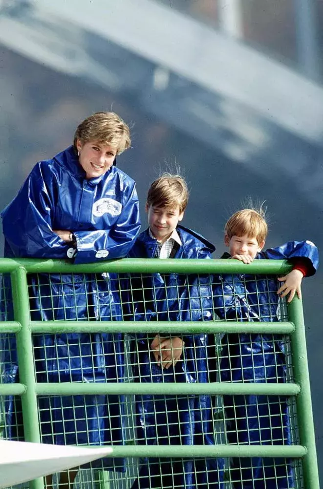V době, kdy na venkovském sídle v Tetbury v roce 1986 vznikla tato fotografie, měli manželé už problémy. Ochladnutí vzájemných citů bylo natolik patrné, že si ho všiml i britský tisk. Netrvalo dlouho, než novináři začali psát, že obě strany, Diana i Charles, mají své milence.