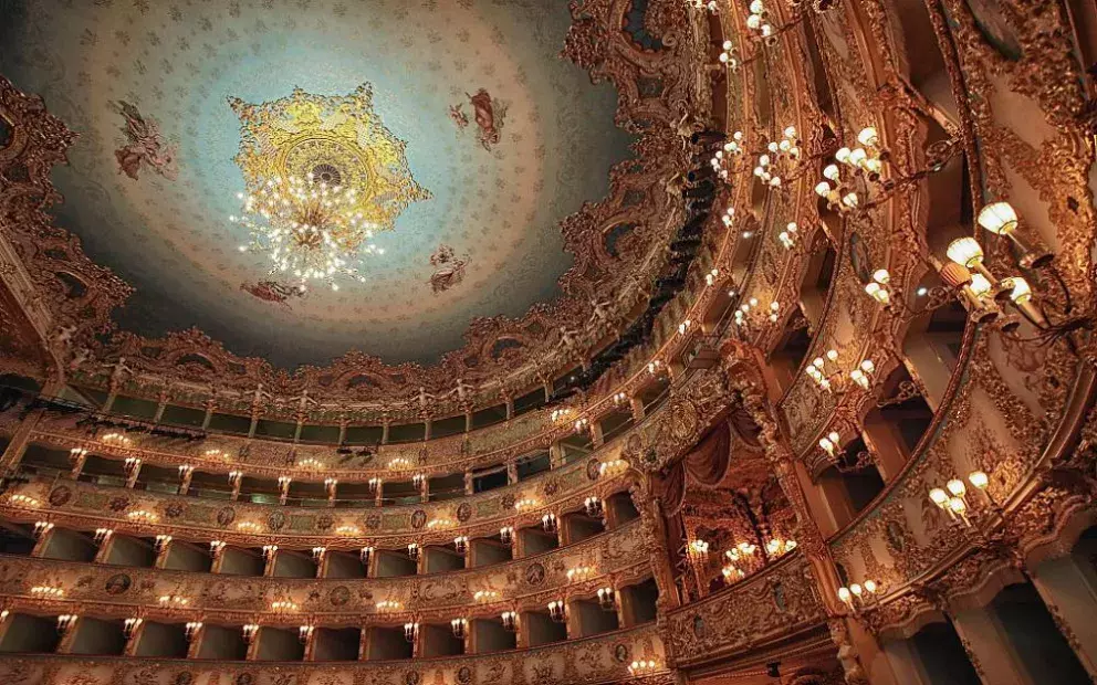 Bavorské divadlo působí možná příliš skromně, někomu zas připomíná vzducholoď. Tak či onak poskytuje pohled na zajímavý kontrast – v moderních, industriálně vyhlížejících prostorách se jednou za deset let pořádá velikonoční představení o narození Ježíše Krista. Na vytvoření několikadenní akce, hrách i přípravě prostor divadla se podílejí i občané města Oberammergau. Jeďte se tam přesvědčit sami. Naplánujte si dovolenou na rok 2020, kdy se uskuteční další hry.