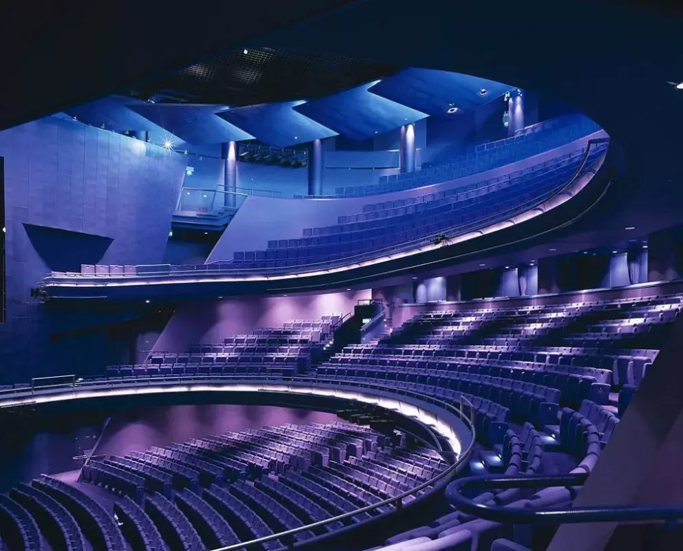 Divadlo The Globe bylo silně spjato s osobou Williama Shakespeara, který byl podílníkem ve společnosti, jež nechala divadlo postavit, a také autorem her, které se zde hrály. Bylo postaveno ze dřeva v roce 1599 v Londýně, o čtrnáct let později ho schvátil požár. Během dramatu o životě Jindřicha vystřelili herci z kanonu a nechtěně trefili doškovou střechu. Na druhé divadlo však nemuseli stálí návštěvníci dlouho čekat, jeho nová verze žila bohužel jen třicet let. Za vlády puritána Olivera Cromwella bylo divadlo uzavřeno, samotná budova byla v roce 1644 stržena. Až ke konci 20. století nechal Shakespearův fanoušek na základě dostupné dokumentace postavit repliku původních dvou budov. Divadlo, které je každoročně centrem Shakespearových slavností, teď stojí asi 250 metrů od původní lokace.