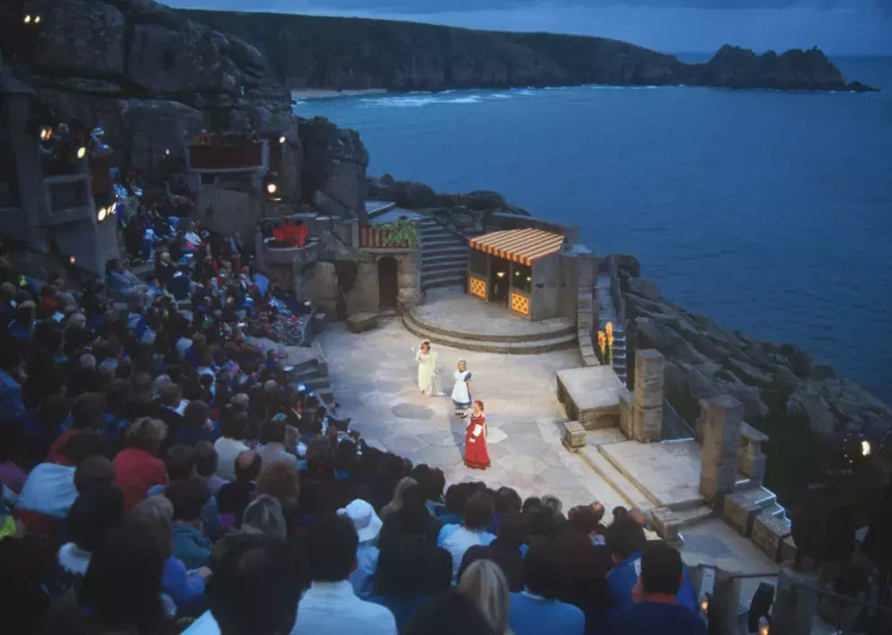 Královská opera je hlavním divadlem na kdysi královském zámku ve francouzském Versailles. Interiér byl vytvořen zejména ze dřeva pomalovaného tak, aby vypadalo jako mramor, což není zrovna nejlepší materiál, jde-li stavitelům o akustiku prostředí. Nicméně v tomto konkrétním případě, jak se mnozí shodují, bylo divadlo skvěle postaveno. Budova leží v severní části paláce, odkud k ní má přístup i široká veřejnost. K jedné z nejdůležitějších událostí, ke kterým v budově divadla došlo, patřila svatební oslava královny Marie Antoinetty. Ta salonek využívala ze všech rezidentů paláce nejvíc. Po revoluci se z finančních důvodů divadlo často nevyužívalo, v současné době však dochází k jeho obnovení.