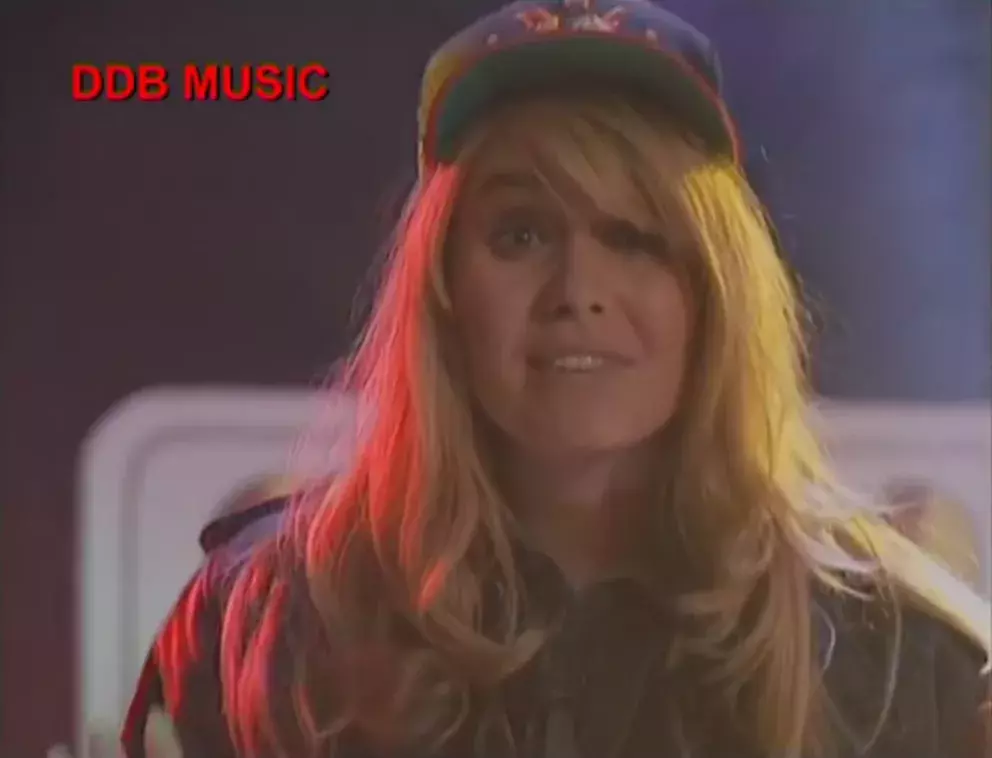 Pamatujete na „Morfujeme!“, na „Býval dobrým policistou, ale spáchal ten nejtěžší zločin!“, na „Vítejte, přátelé drobného hazardu a přiměřeného riskování...“ nebo na „Pusťte Donnu k maturitě“? Ty nejvtipnější hlášky jsme opakovali pořád dokola.