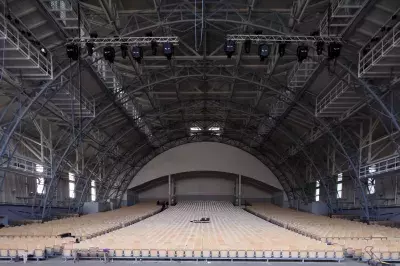 Z monackého hlavního města zná většina z vás asi jen okruh, co se jezdí při Formuli 1, a pak také věhlasné kasino, odkud pocházejí fotky celebrit z různých charitativních večírků. A právě v tom kasinu je i sál, kde se dodnes pořádají divadelní představení, operní vystoupení, ale i koncerty současných umělců. Historie divadla není možná tak zajímavá, důvod jeho výstavby byl totiž čistě pragmatický – nechal jej ve druhé polovině 19. století vybudovat monacký princ Karel III., a to kvůli nedostatečnému výběru kulturního vyžití v Monte Carlu. Za architekta zvolil slavného Charlese Garniera, který se proslavil návrhem pařížského operního domu. Za celou dobu, co dům stojí, se v něm udály dvě důležité události – poprvé zde v roce 1966 pořádala ples monacká kněžna Grace Kelly, podruhé to byla svatba jejího syna, prince Alberta II.