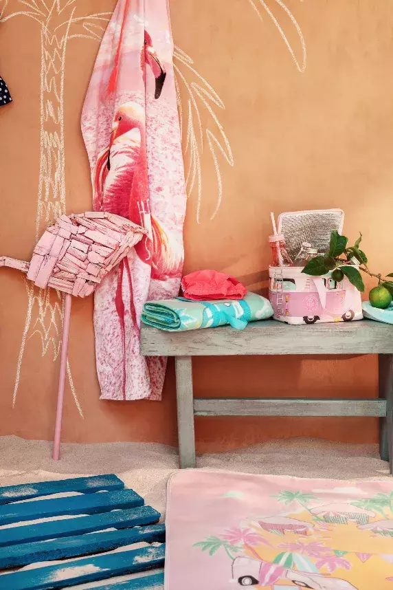 Užívejte si vy sami i spolu s přáteli bezstarostné chvíle, okořeněné domácími dobrotami, skvělým vínem, a hlavně zábavou – k té vám dopomůže plovací kruh s motivem vodního melounu (westwing.cz, 619 Kč).