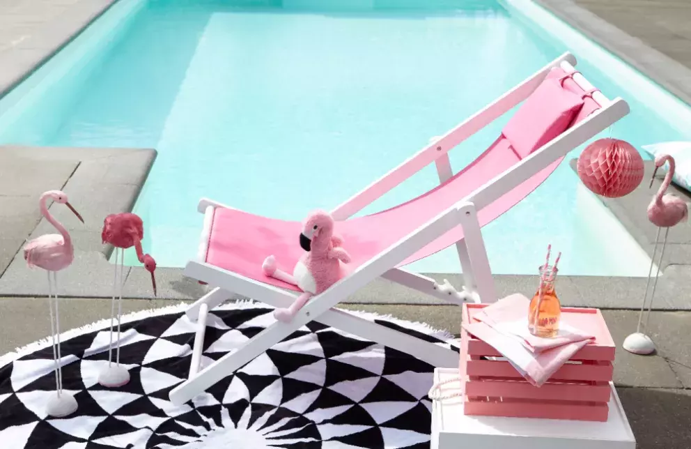 Když slunce prohřeje zemi a my můžeme na dece klidně prosedět celý den, to je ta pravá pikniková sezona. Už máte doma stylovou deku (H&M, 399 Kč)?