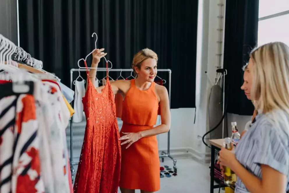 Po osvěžujícím drinku se holek ujal zkrášlující tým. Stylistka Dagmar Gabulová holkám vybrala šaty z kolekce H&M.