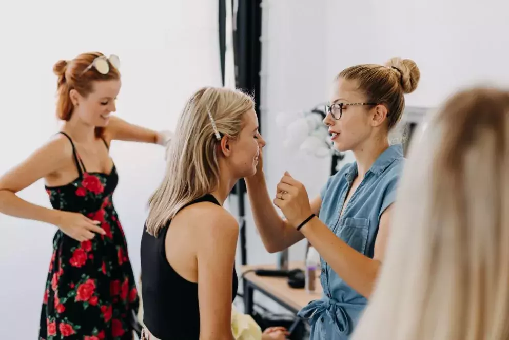 Vizážistky zvolily výraznější líčení.