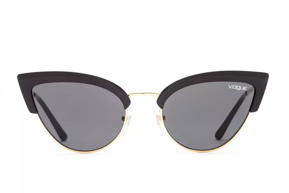 <p>Sluneční brýle Vogue (VaseCocky.cz, 2608 Kč).</p>
