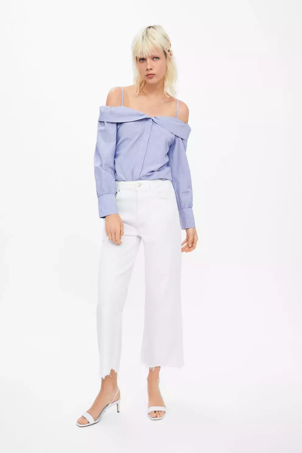 <p>Top s odhalenými rameny (Zara, 599 Kč).</p>
