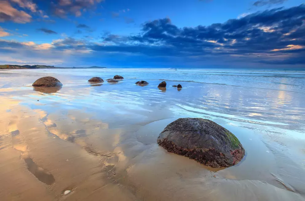 <p>Pláž Koekohe Beach na Novém Zélandu s obřími koulemi.</p>
