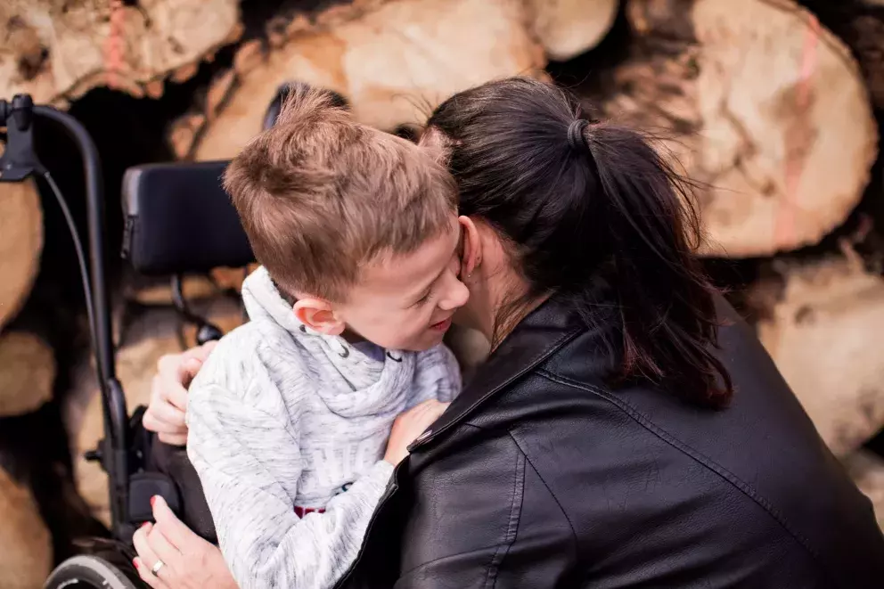 <p>Adámek s maminkou Klárou.</p>
