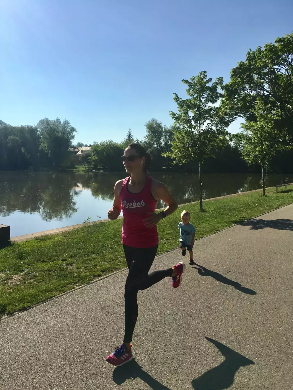 <p>Klára při běhu s mladším synem Lukáškem.</p>
