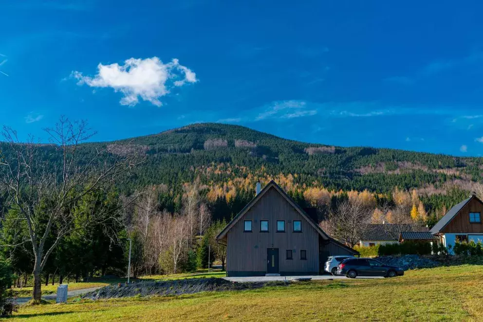 <p>Chata Modřín se nachází kousek Pradědu, nejvyšší hory Jeseníků.</p>
