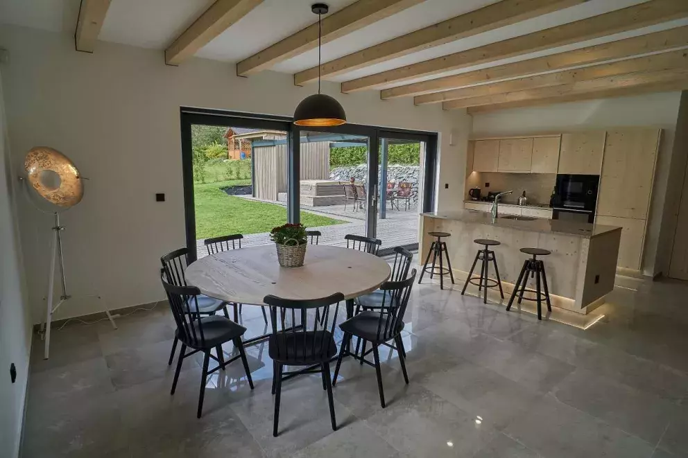 <p>Interiér chaty Modřín je jednoduchý ale moderní a z kvalitních materiálů.</p>
