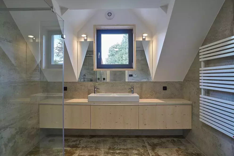 <p>Ve stejném duchu jsou také koupelny i wellness prostory se saunou a odpočívárnou.</p>
