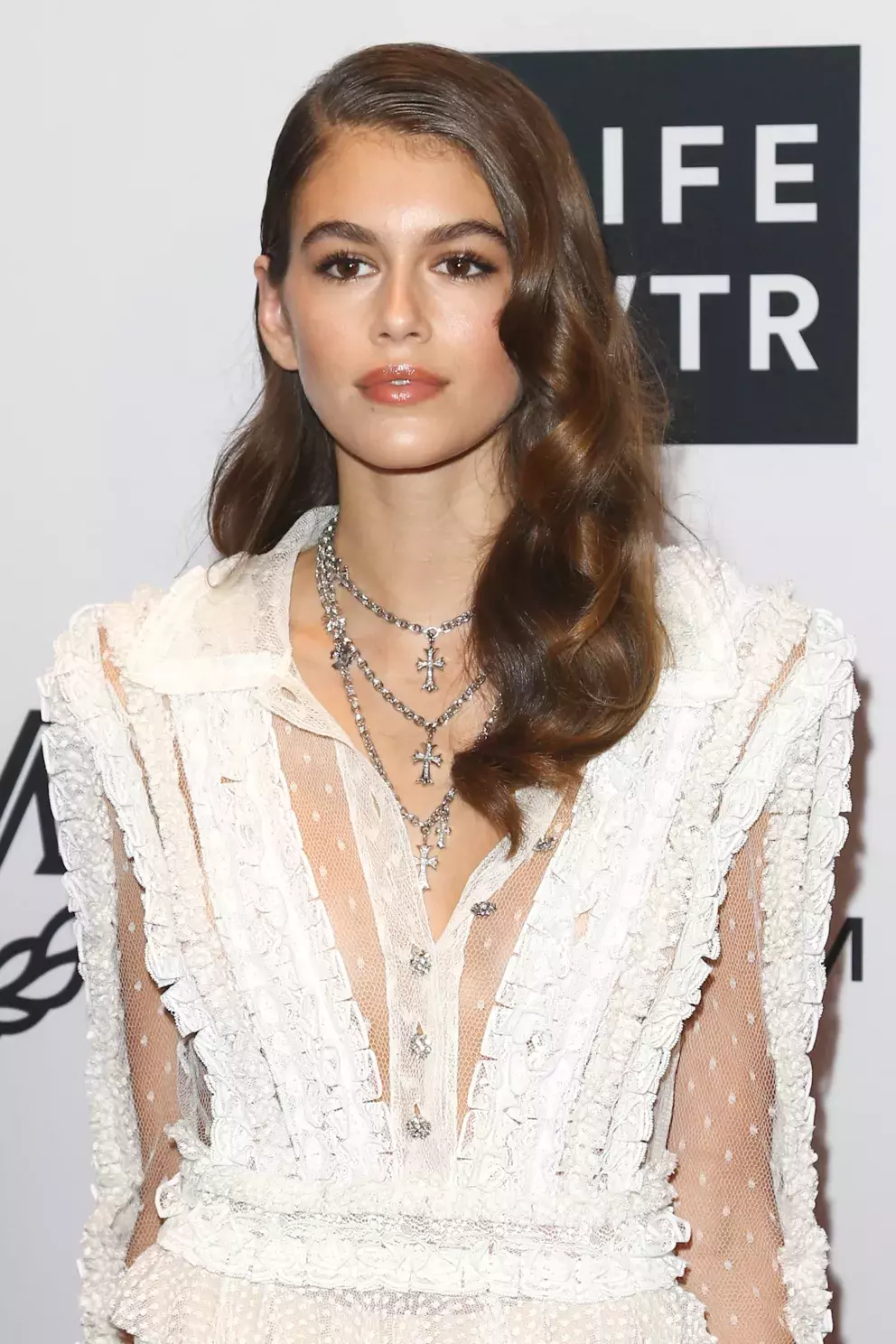 <p><strong>Kaia Gerber</strong> je dcerou supermodelky Cindy Crawford a modela Randeho Gerbera. Osmnácté narozeniny sice oslaví až v září, ale už teď je její kariéra na vrcholu. S Karlem Lagerfeldem minulý rok navrhla vlastní kolekci oblečení s názvem KarlxKaia. Objevila se na módních přehlídkách u Alexandra Wanga, Calvina Kleina či u Marca Jacobse. Minulý rok si vysloužila cenu „Modelka roku“, je tváří nové kampaně pro Jimmy Choo a stihla natočit i reklamu pro luxusní kosmetiku Yves Saint Laurent. Dobrý začátek, co říkáte?</p>
