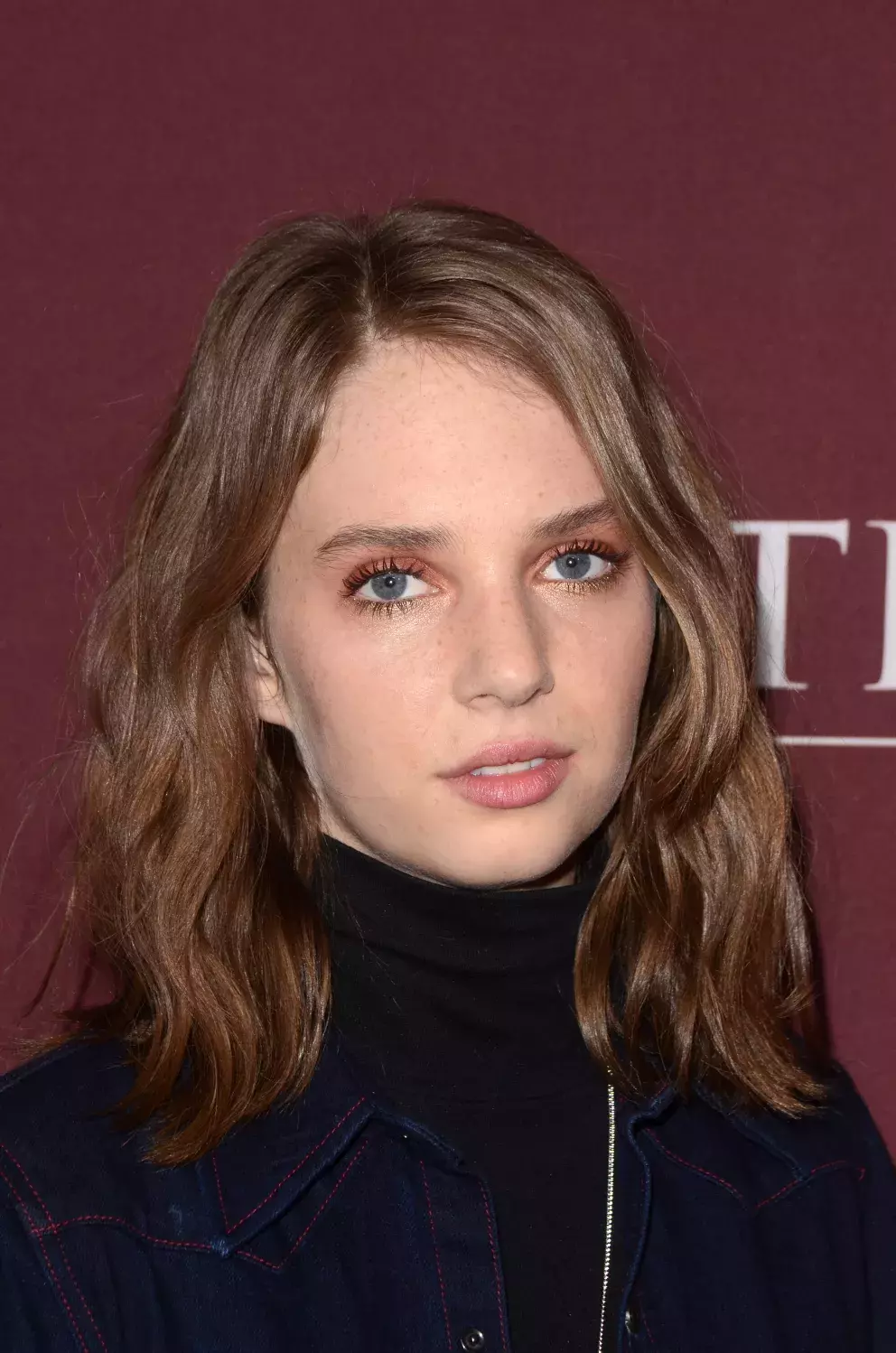 <p>Dcera herců Ethana Hawkese a Umy Thurman <strong>Maya Hawke</strong> jde ve stopách rodičů. Už jako malá zkoušela psát básně, poté se věnovala zpěvu, modelingu, až nakonec zakotvila u hraní. Už během studií na slavné umělecké škole Julliard jí nabídli roli v seriálu Malé ženy po boky Emily Watson a Angely Lansbury. Maya kvůli roli dokonce školu přerušila. Aktuálně ji můžete spatřit v seriálu Stranger Things a filmu Tenkrát v Hollywoodu. </p>
