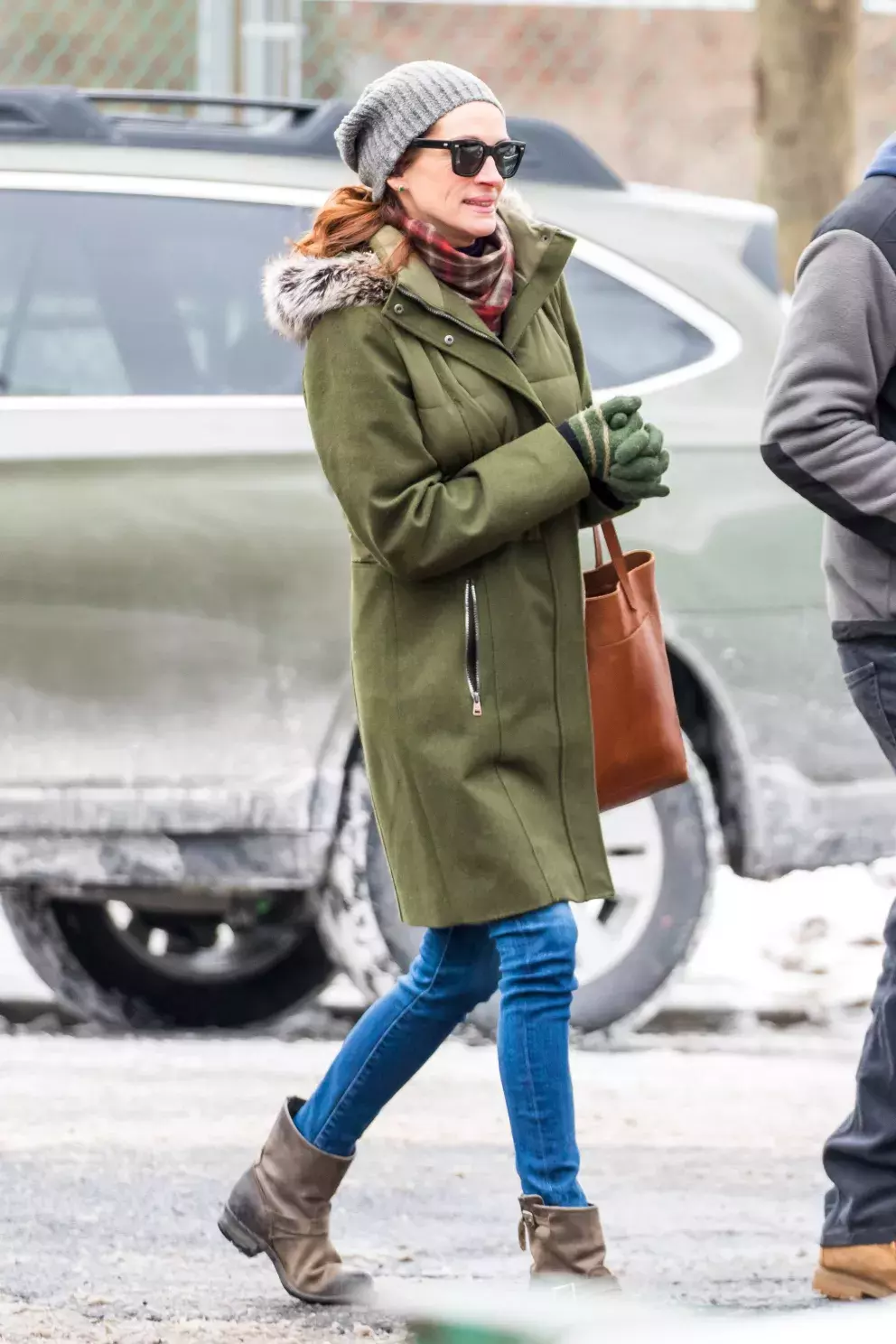 <p>Na procházku v zimním New Yorku se k džínám hodí kabátek s umělou kožešinou i čepice. </p>
