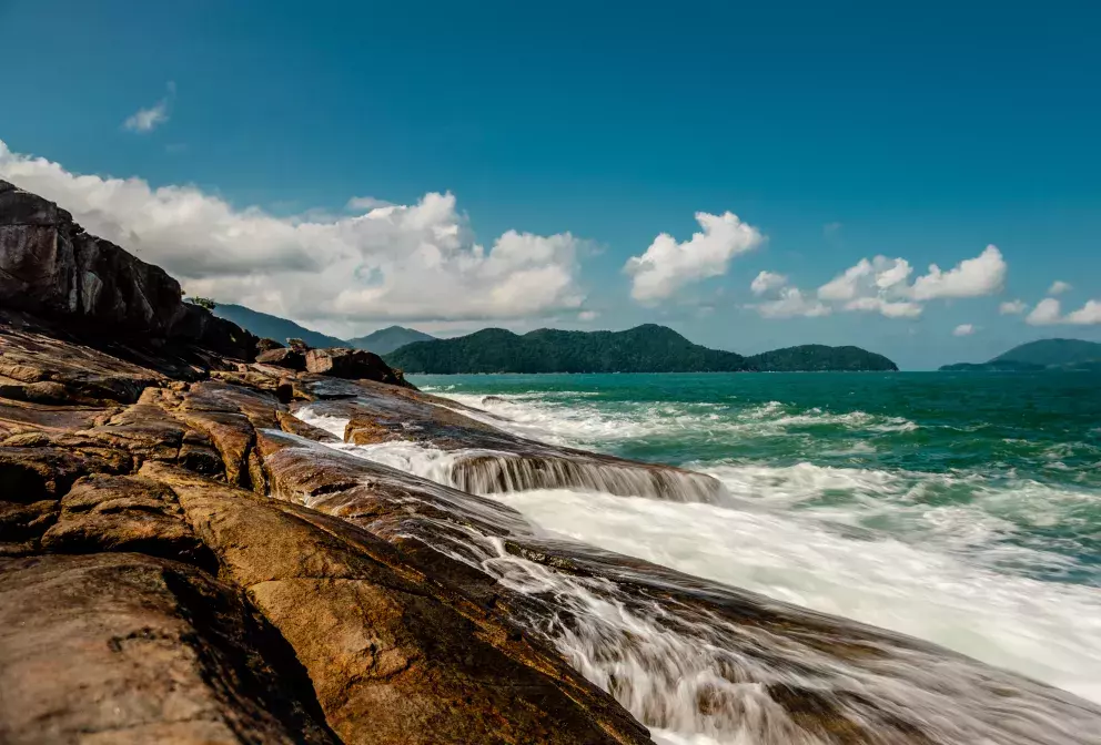 <h3>15. Ubatuba, Brazílie</h3>

<p>108% meziroční nárůst</p>

<p>Město Ubatuba s více než 100 plážemi je hlavním městem surfování státu v Brazílii a během celého roku se tu koná řada surfařských závodů. Kromě toho je město oblíbené díky ohromujícímu pobřeží a nedotčené přírodě.</p>
