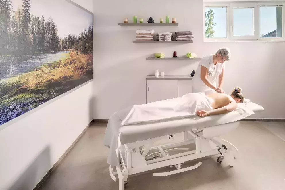 <p>Klasická masáž celotělová v Lázních Aurora v Třeboni je zaměřená na důkladné uvolnění, při kterém dochází ke zmírnění bolesti a uvolnění svalů, zlepšení prokrvení celého těla a k urychlení svalové regenerace. Masér využívá základní masérské hmaty jako je tření, vytírání, roztírání, hnětení, tepání a chvění. Masáž je prováděna masážním olejem. Délka procedury: 50 minut</p>
