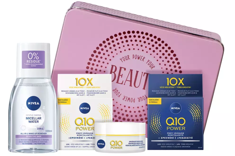 <p>NIVEA dárkové balení pro pleť bez vrásek vykouzlí viditelně pevnější pleť už za 2 týdny. Jemné linky i vrásky pak ubydou už po 4 týdnech. Balíček obsahuje <em>Zklidňující micelární vodu</em> a <em>Zpevňující denní a noční krém proti vráskám </em>(769 Kč).</p>

