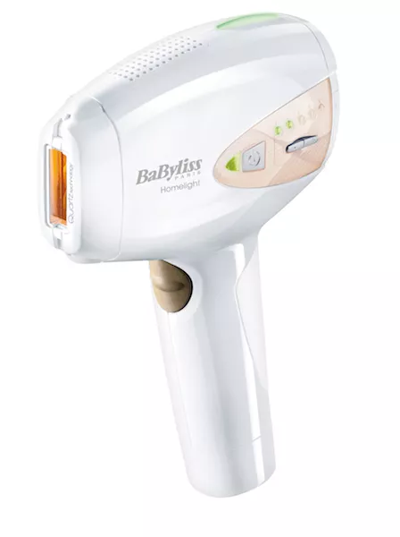<p>Ženy jistě potěší nový IPL epilátor G947E BaByliss Paris, který je lehký, a přitom vysoce účinný na všech pěti fototypech pokožky. Využívá intenzivní pulsní světlo a výkonná lampa má životnost až 300 000 záblesků. Při pravidelném používání za tři měsíce doslova zničí až 90 % chloupků. Epilaci nohou zvládnete za 10 minut, bikin za 2 minuty a na podpaží postačí pouhá 1 minuta. Součástí balení je také nástavec určený na obličej, bradu a horní ret (4 790 Kč). </p>
