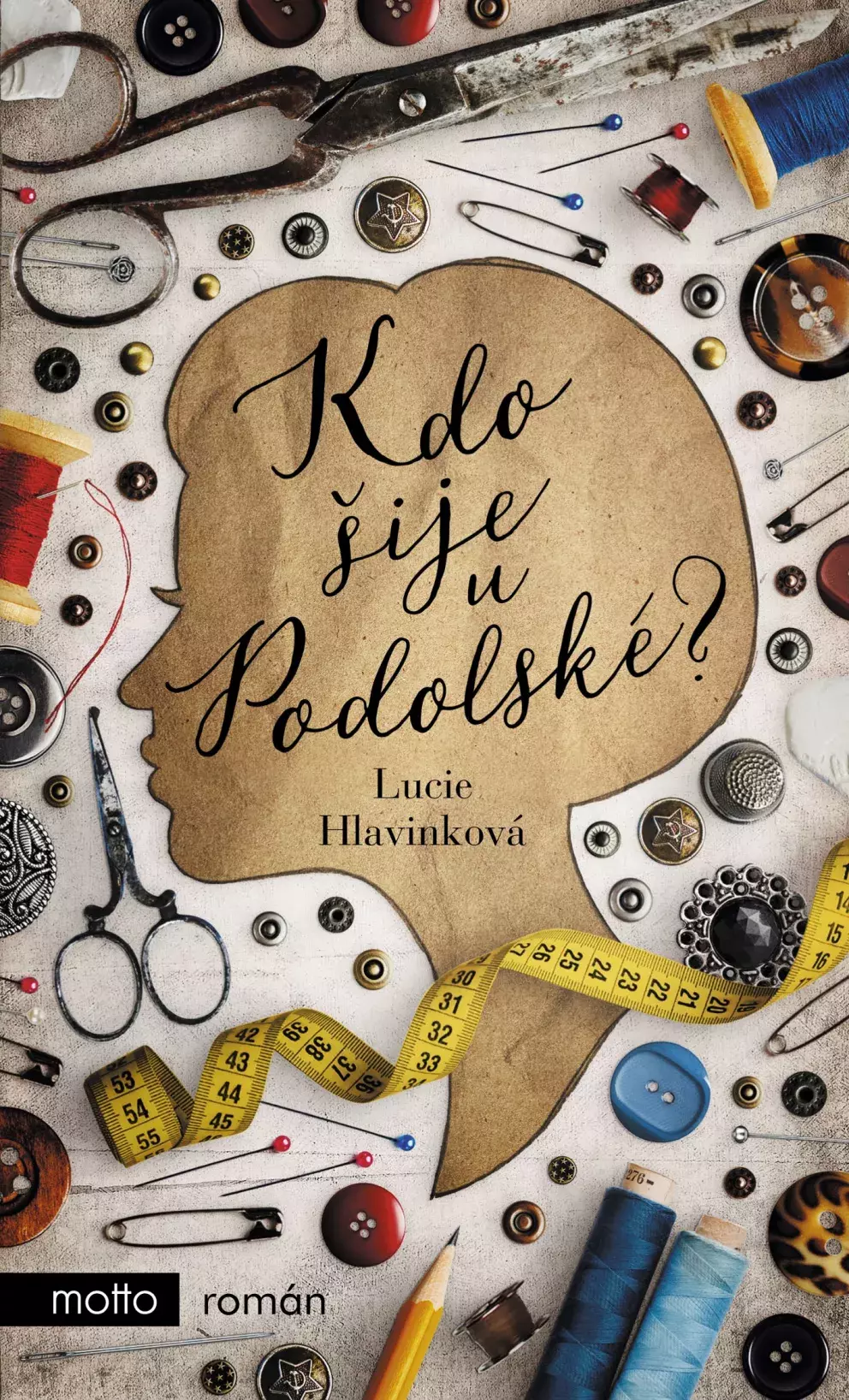 <p>Salon Podolská býval v dobách své největší slávy spojován s elegancí a luxusem. Po znárodnění v roce 1948 zde díky protekci Marty Gottwaldové mohla bývalá majitelka zůstat zaměstnána na podřadné pozici. Na osudech lidí spojených se salonem můžeme sledovat dobu, kdy modely z pařížských přehlídek vystřídaly rudé šátky a vykasané rukávy údernic. Z ulic mizela elegance, ale mnohem horší bylo, že mizela i svoboda a mizeli doslova i lidé (nakladatelství Motto, 249 Kč).</p>
