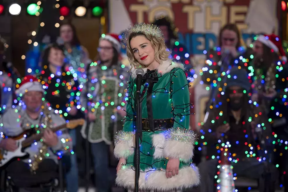 <h3>Last Christmas</h3>

<p>Kdyby Bridget Jonesová hledala ještě větší zoufalku, než je ona sama, v Kate (Emilia Clarke) by se určitě trefila do černého. Ta holka sice vypadá jako roztomilý diblík, ale ve skutečnosti je magnetem na špatná rozhodnutí všeho druhu – nerozumí si s vlastní rodinou, nevyzná se sama v sobě, neumí si najít normálního chlapa a navíc pracuje v obchodě s vánočními potřebami. To se pozná tak, že chodí v asexuálním skřítkovském kostýmku, neustále cinká rolničkou a v hlavě jí pořád jede vánoční hit George Michaela „Last Christmas“. Přitom přesně před rokem balancovala mezi životem a smrtí, když podstoupila velmi komplikovanou operaci. Jeden by řekl, že si té „druhé šance“ bude víc vážit, ale Kate je evidentně všechno fuk. Pak ale potká Toma, trochu záhadného mladíka, který se jí čím dál víc začne plést do cesty a do života. A i když je Kate odhodlaná pokračovat ve svém dosavadním stylu života, vlivem tohohle kluka, vánoční atmosféry a magického Londýna začne její předčasně okoralé srdce velmi rychle tát.</p>
