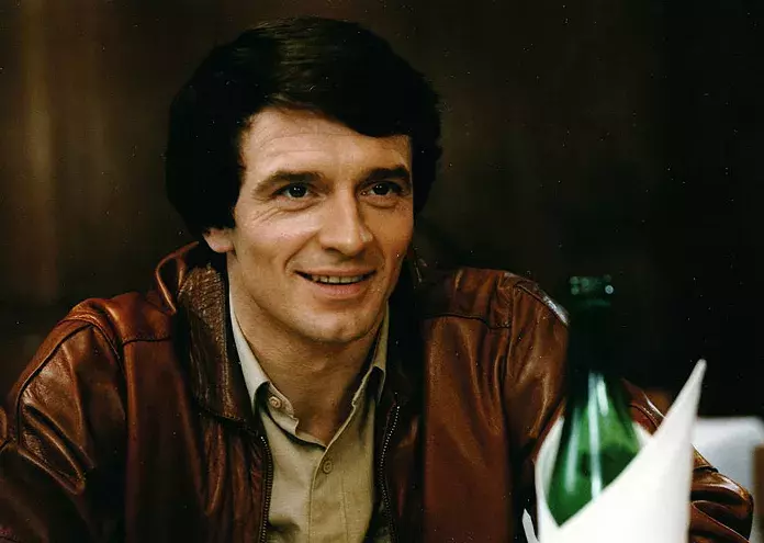 <p><strong>Vlastimil Harapes </strong>dlouholetý sólista baletu Národního divadla v Praze a umělecký ředitel Mezinárodní konzervatoře Praha. Proslavily ho především herecké role v českých snímcích - např. Markéta Lazarová režiséra Františka Vláčila nebo Jak vytrhnout velrybě stoličku režisérky Marie Poledňákové.</p>
