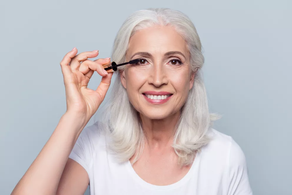 Mladší díky líčení