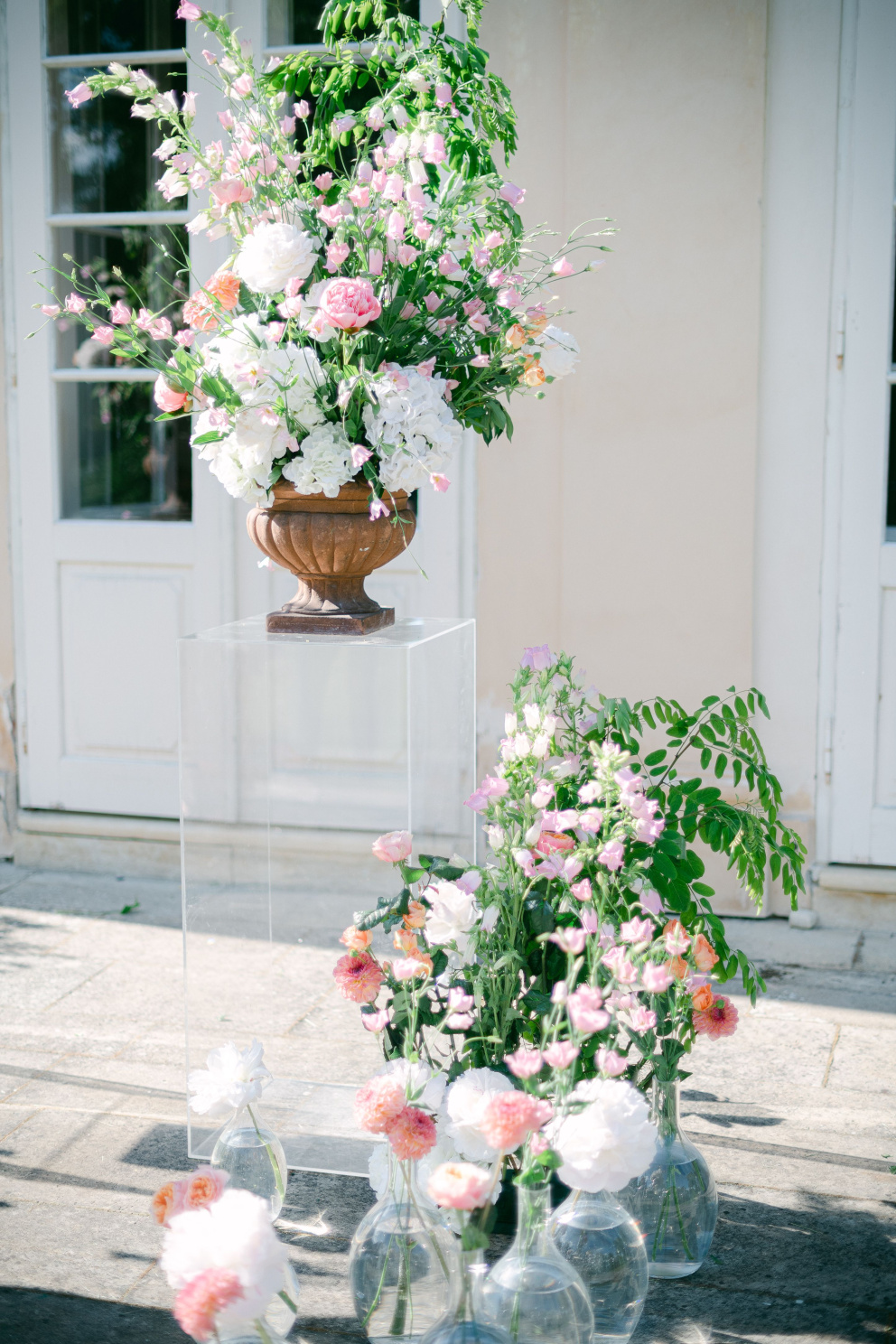Okázalá květinová výdoba ve venkovních prostorech svatebního místa hosty upoutá na první pohled. Také tvoří pěkné zátiší na fotografiích. Foto: Matěj Třasák. Výzdoba: Ivan Šablatúra.
