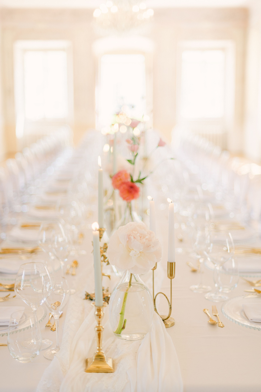 Ukázka minimalistické výzdoby. Základem je bílý ubrus, který doplňují vázy s čerstvými květinami. Jednoduché a elegantní. Foto: Matěj Třasák. Výzdoba: Ivan Šablatúra.
